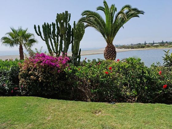Foto 1 de Casa adossada en venda a Puerto de Sotogrande-La Marina de 5 habitacions amb terrassa i jardí