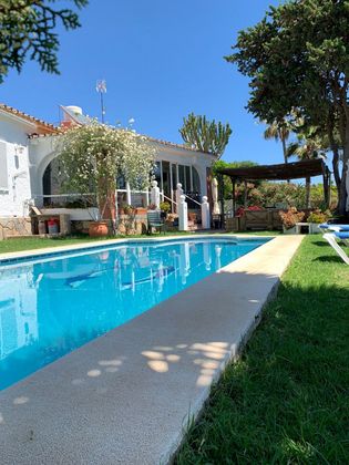 Foto 1 de Venta de chalet en Torreguadiaro-San Diego de 4 habitaciones con terraza y piscina