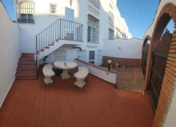 Foto 2 de Casa adossada en venda a calle Perez Villalta de 5 habitacions amb terrassa i garatge