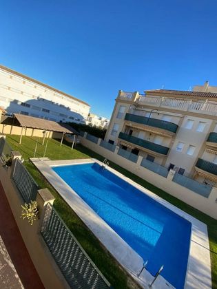 Foto 1 de Pis en lloguer a V Centenario-Piletas-Capuchinos de 3 habitacions amb terrassa i piscina