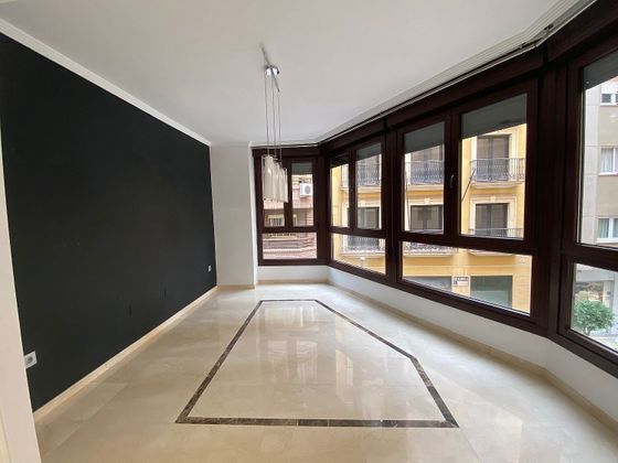 Foto 1 de Venta de piso en Centro - Almería de 5 habitaciones con garaje y aire acondicionado
