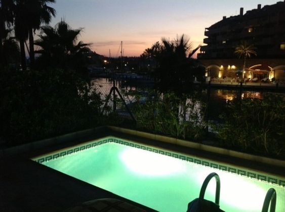 Foto 1 de Pis en lloguer a calle Puerto Sotogrande de 2 habitacions amb terrassa i piscina