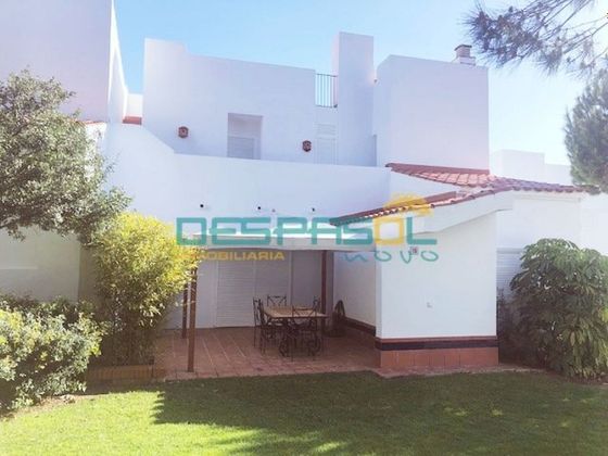 Foto 1 de Casa adosada en alquiler en Novo Sancti Petri - Torre del Puerco de 3 habitaciones con terraza y piscina