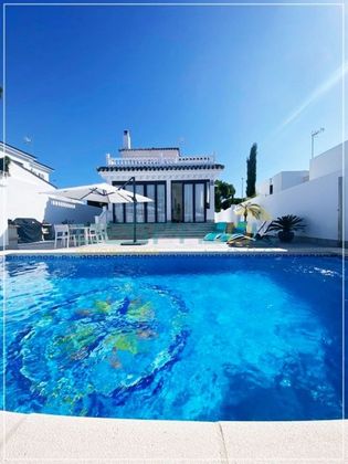 Foto 1 de Chalet en alquiler en Sancti Petri - La Barrosa de 4 habitaciones con terraza y piscina