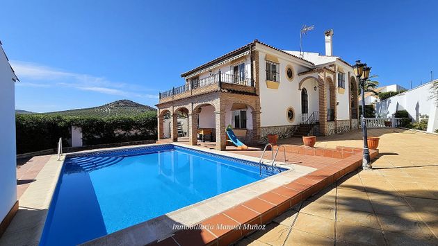 Foto 1 de Chalet en venta en Puente Genil de 4 habitaciones con terraza y piscina