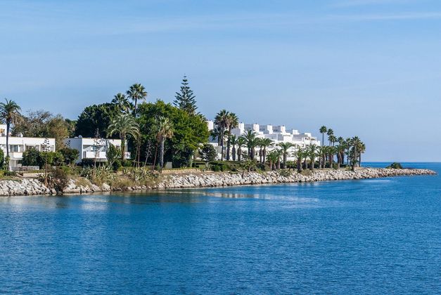 Foto 2 de Pis en venda a Puerto de Sotogrande-La Marina de 5 habitacions amb terrassa i jardí