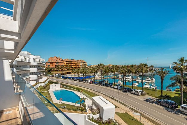 Foto 1 de Piso en venta en Puerto de Sotogrande-La Marina de 2 habitaciones con terraza y piscina