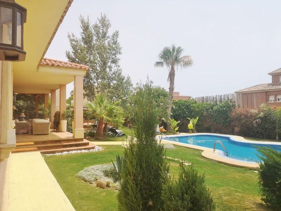 Foto 1 de Venta de chalet en Aguadulce Sur de 5 habitaciones con terraza y piscina