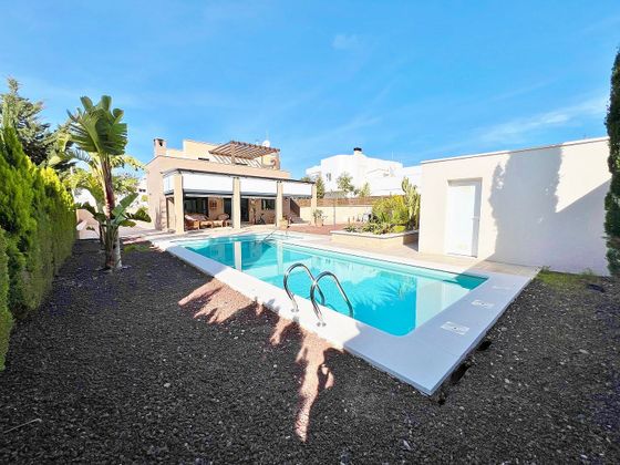 Foto 2 de Chalet en venta en Retamar de 6 habitaciones con terraza y piscina