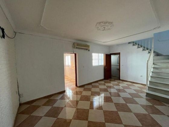 Foto 1 de Casa en venda a Villamartín de 5 habitacions amb terrassa