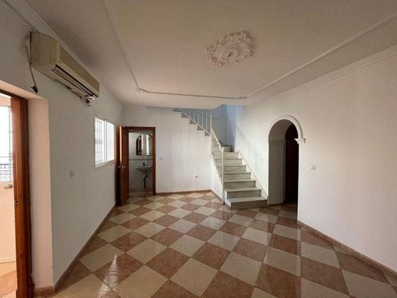Foto 2 de Casa en venda a Villamartín de 5 habitacions amb terrassa