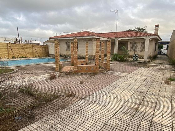 Foto 1 de Chalet en venta en Bollullos de la Mitación de 4 habitaciones con terraza y piscina