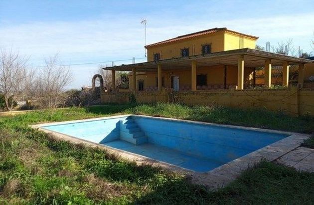 Foto 1 de Casa en venda a Lora del Río de 4 habitacions amb piscina