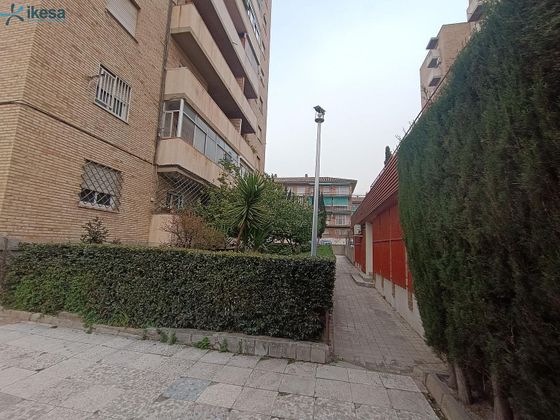Foto 2 de Piso en venta en Polígono Cartuja – La Paz de 3 habitaciones con terraza y balcón