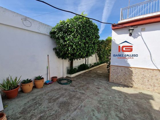 Foto 1 de Casa adossada en venda a barrio de 3 habitacions amb terrassa i jardí