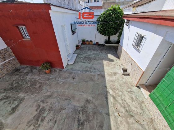 Foto 2 de Casa adossada en venda a barrio de 3 habitacions amb terrassa i jardí