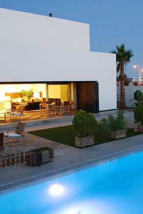 Foto 1 de Chalet en alquiler en Retamar de 5 habitaciones con terraza y piscina