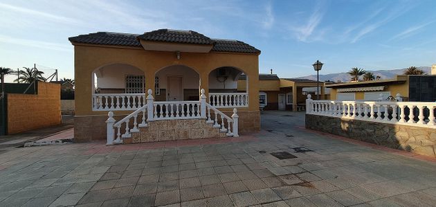 Foto 1 de Xalet en venda a calle Limoneros de 4 habitacions amb terrassa i piscina