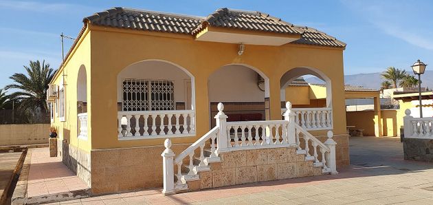 Foto 2 de Xalet en venda a calle Limoneros de 4 habitacions amb terrassa i piscina