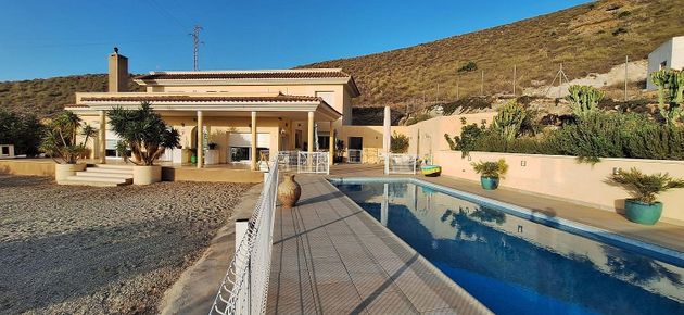 Foto 1 de Chalet en venta en Carboneras de 4 habitaciones con terraza y piscina