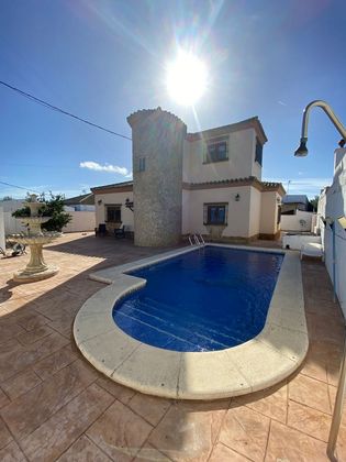Foto 1 de Chalet en venta en calle De Los Mirlos de 3 habitaciones con piscina y jardín