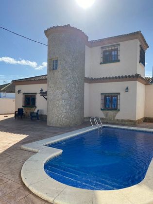 Foto 2 de Xalet en venda a calle De Los Mirlos de 3 habitacions amb piscina i jardí