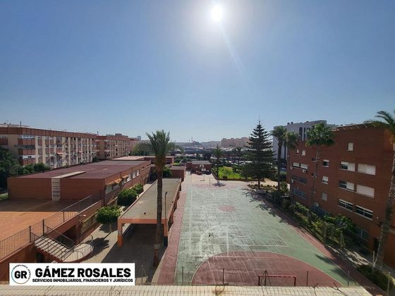 Foto 2 de Alquiler de piso en Nueva Andalucía de 4 habitaciones con terraza y muebles