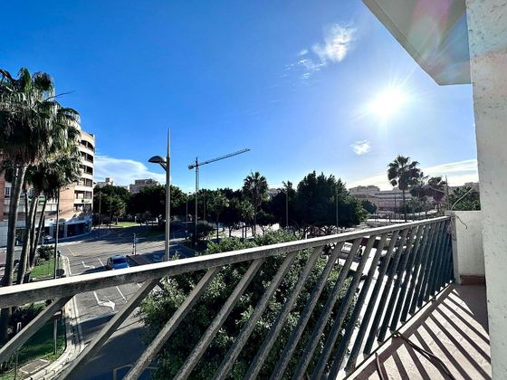 Foto 2 de Pis en venda a Centro - Almería de 3 habitacions amb terrassa i piscina