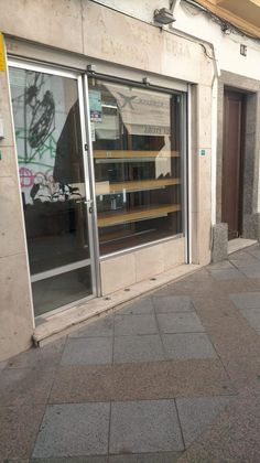 Foto 2 de Local en alquiler en calle Évora con aire acondicionado