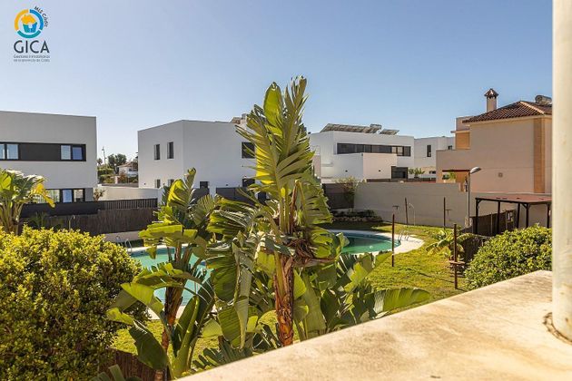Foto 2 de Casa adossada en venda a Norte de 4 habitacions amb terrassa i piscina