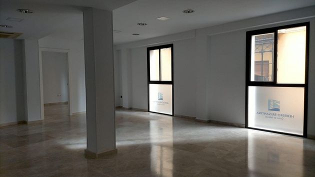 Foto 2 de Alquiler de oficina en Centro - Jerez de la Frontera con aire acondicionado y ascensor