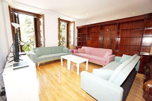 Foto 1 de Piso en alquiler en Sol de 5 habitaciones con muebles y balcón