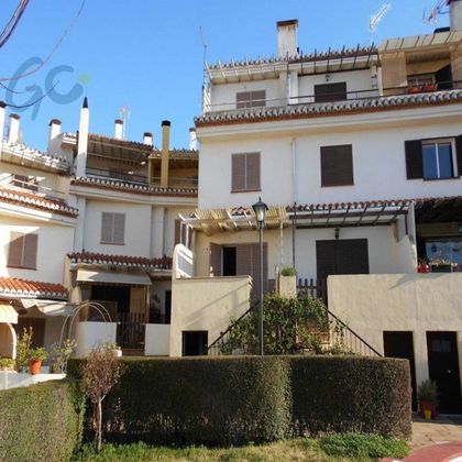 Foto 1 de Casa en venda a Barrio de la Vega de 4 habitacions amb piscina i garatge
