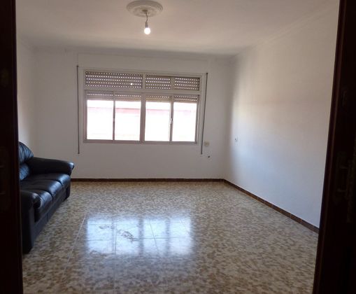 Foto 2 de Pis en venda a Zona Bahía Blanca de 4 habitacions amb calefacció