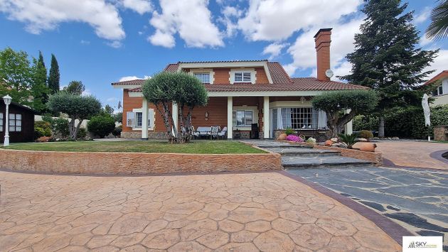 Foto 2 de Xalet en venda a Campo Real de 5 habitacions amb terrassa i piscina