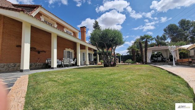 Foto 1 de Xalet en venda a Campo Real de 5 habitacions amb terrassa i piscina
