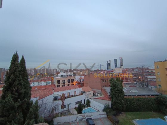Foto 1 de Àtic en venda a Valdeacederas de 2 habitacions amb terrassa i garatge