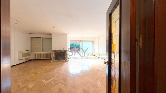 Foto 1 de Casa en venta en Alameda de Osuna de 6 habitaciones con terraza y garaje