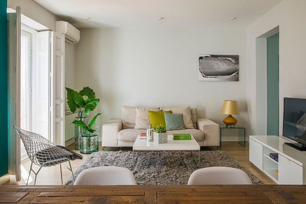 Foto 1 de Alquiler de piso en Cortes - Huertas de 1 habitación con muebles y balcón
