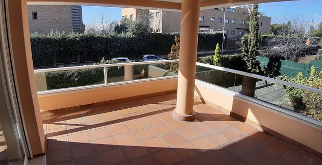 Foto 1 de Pis en lloguer a Encinar de los Reyes de 2 habitacions amb terrassa i piscina