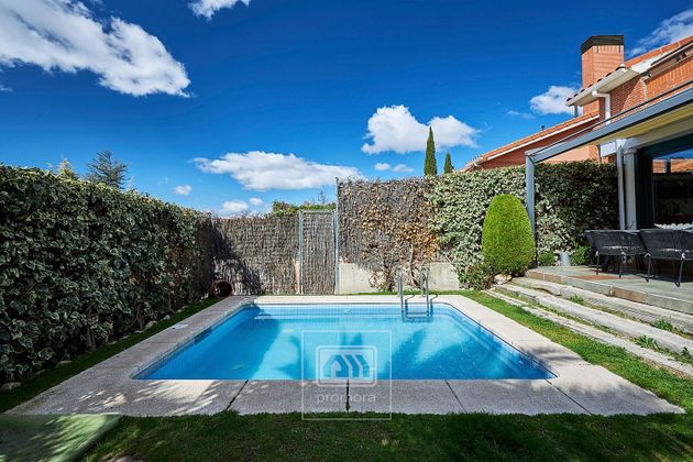 Foto 1 de Casa adossada en lloguer a El Encinar de los Reyes de 4 habitacions amb terrassa i piscina