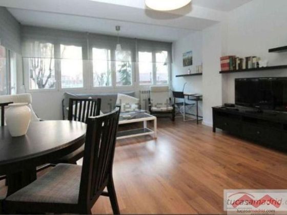 Foto 2 de Alquiler de piso en Pinar del Rey de 2 habitaciones con jardín y muebles