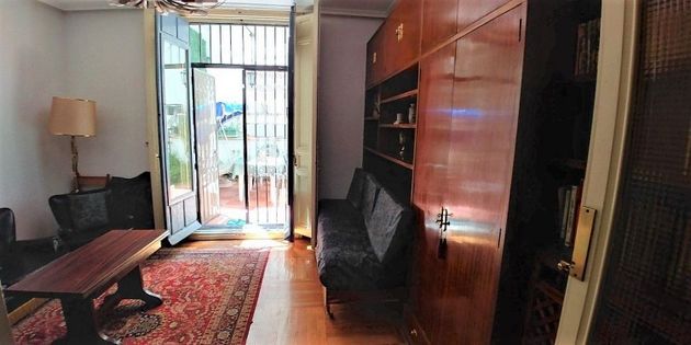 Foto 1 de Piso en alquiler en Universidad - Malasaña de 4 habitaciones con muebles y calefacción