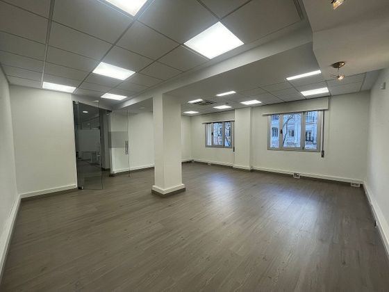 Foto 1 de Alquiler de oficina en Lista de 383 m²