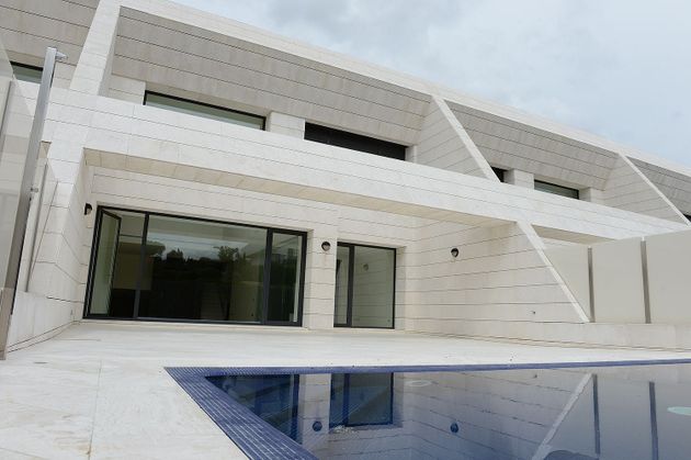Foto 1 de Casa adossada en venda a paseo De Los Lagos de 4 habitacions amb terrassa i piscina