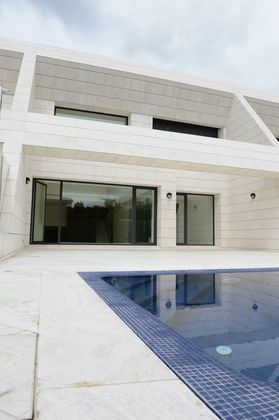 Foto 2 de Casa adossada en venda a paseo De Los Lagos de 4 habitacions amb terrassa i piscina