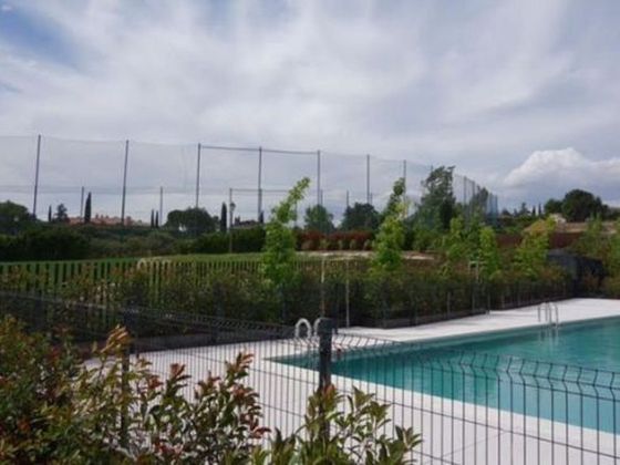 Foto 1 de Àtic en lloguer a El Encinar de los Reyes de 2 habitacions amb terrassa i piscina