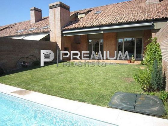 Foto 2 de Casa adossada en venda a La Finca de 5 habitacions amb piscina i garatge