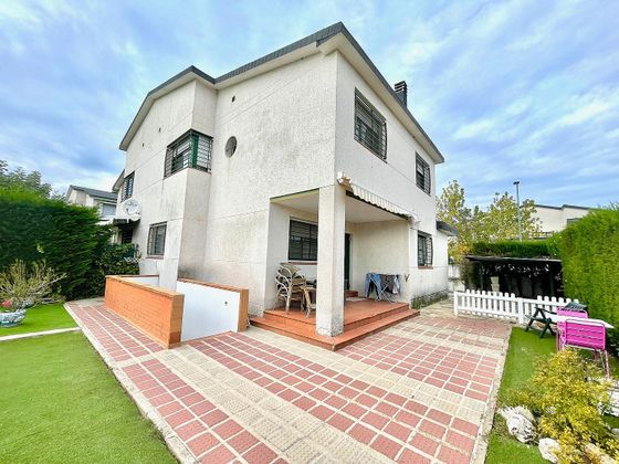 Foto 2 de Casa en venda a Zona Iglesia - Estación de 5 habitacions amb terrassa i piscina