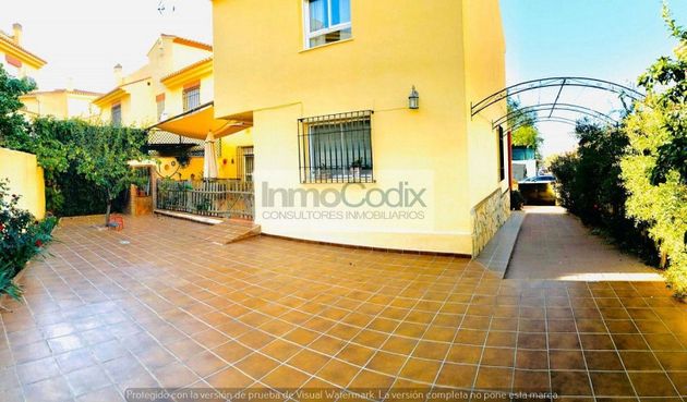 Foto 1 de Chalet en venta en Guadix de 6 habitaciones con terraza y jardín